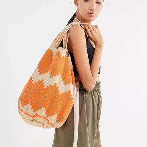 Woman using a wayuu tote bag made in colombia